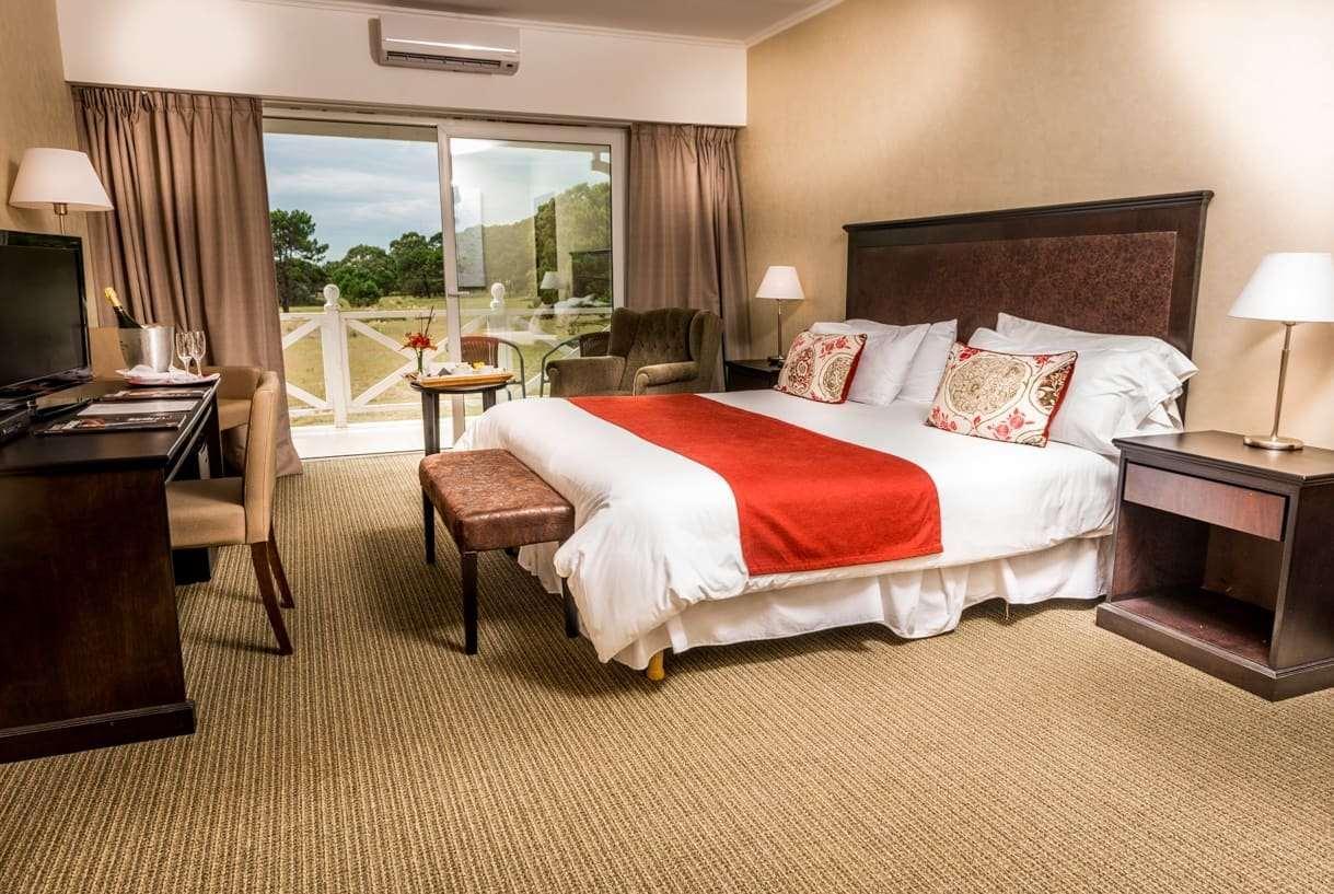 Howard Johnson Hotel & Convention Center Madariaga - Carilo Dış mekan fotoğraf