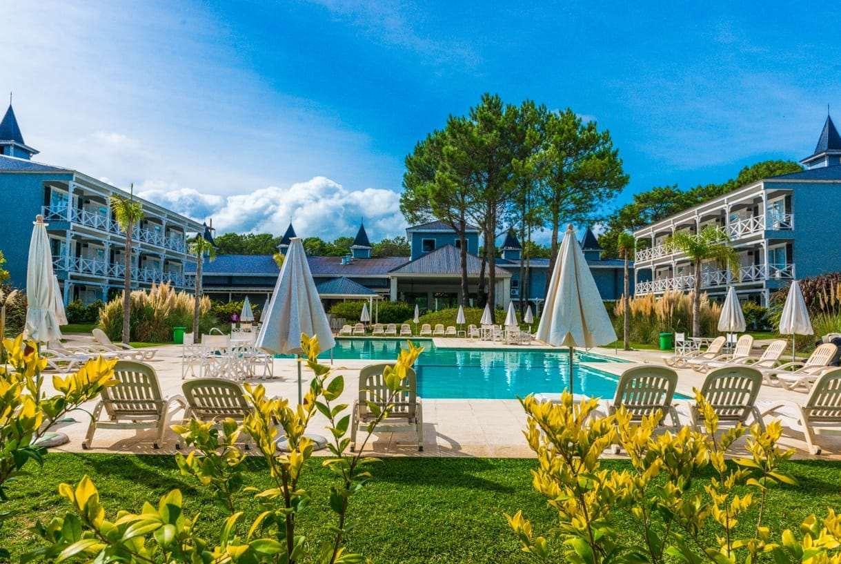 Howard Johnson Hotel & Convention Center Madariaga - Carilo Dış mekan fotoğraf