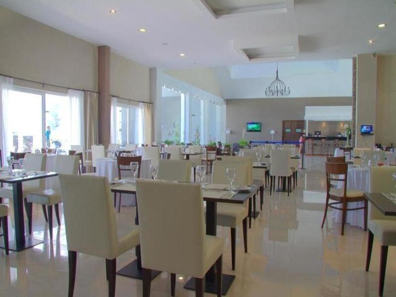 Howard Johnson Hotel & Convention Center Madariaga - Carilo Dış mekan fotoğraf