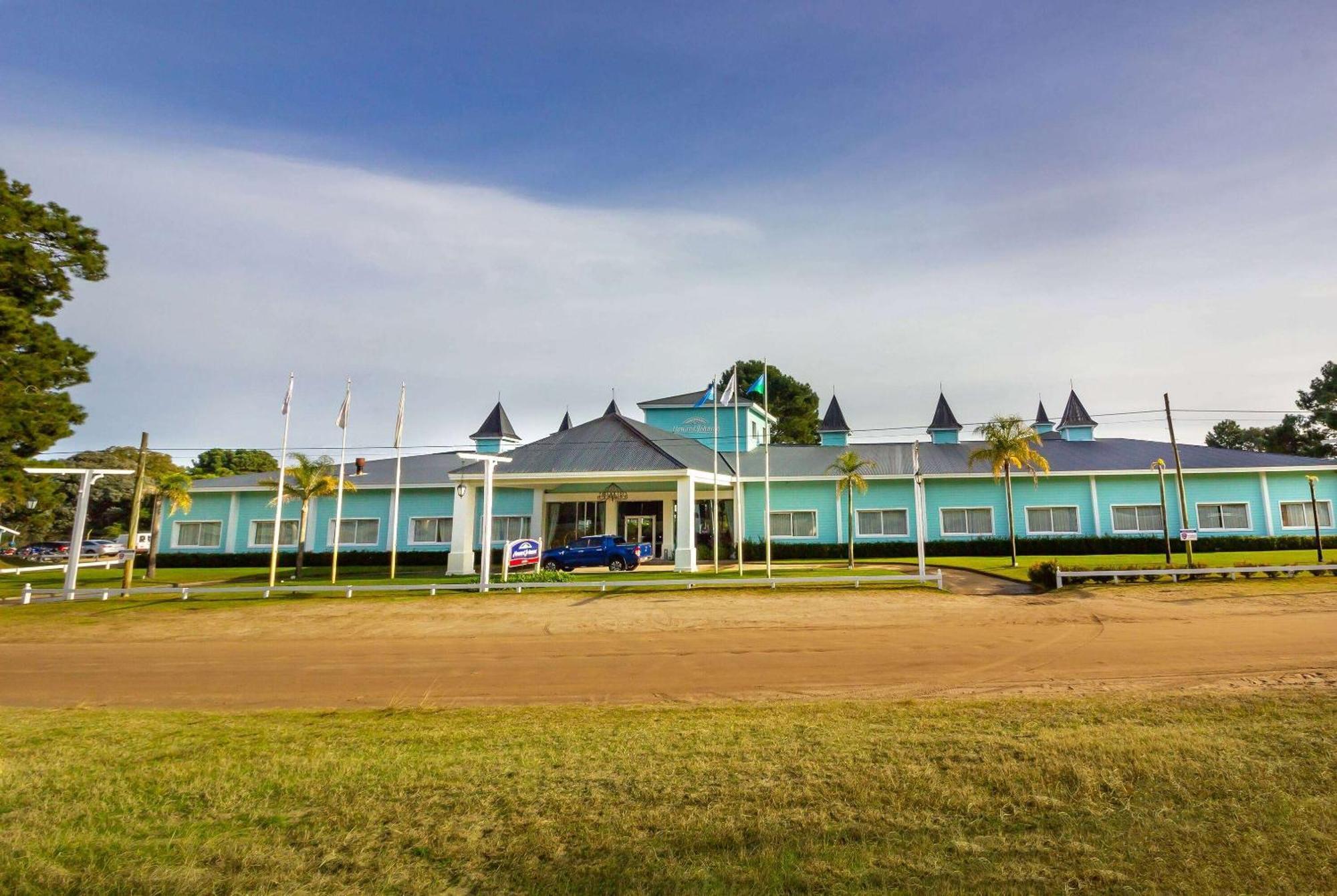 Howard Johnson Hotel & Convention Center Madariaga - Carilo Dış mekan fotoğraf