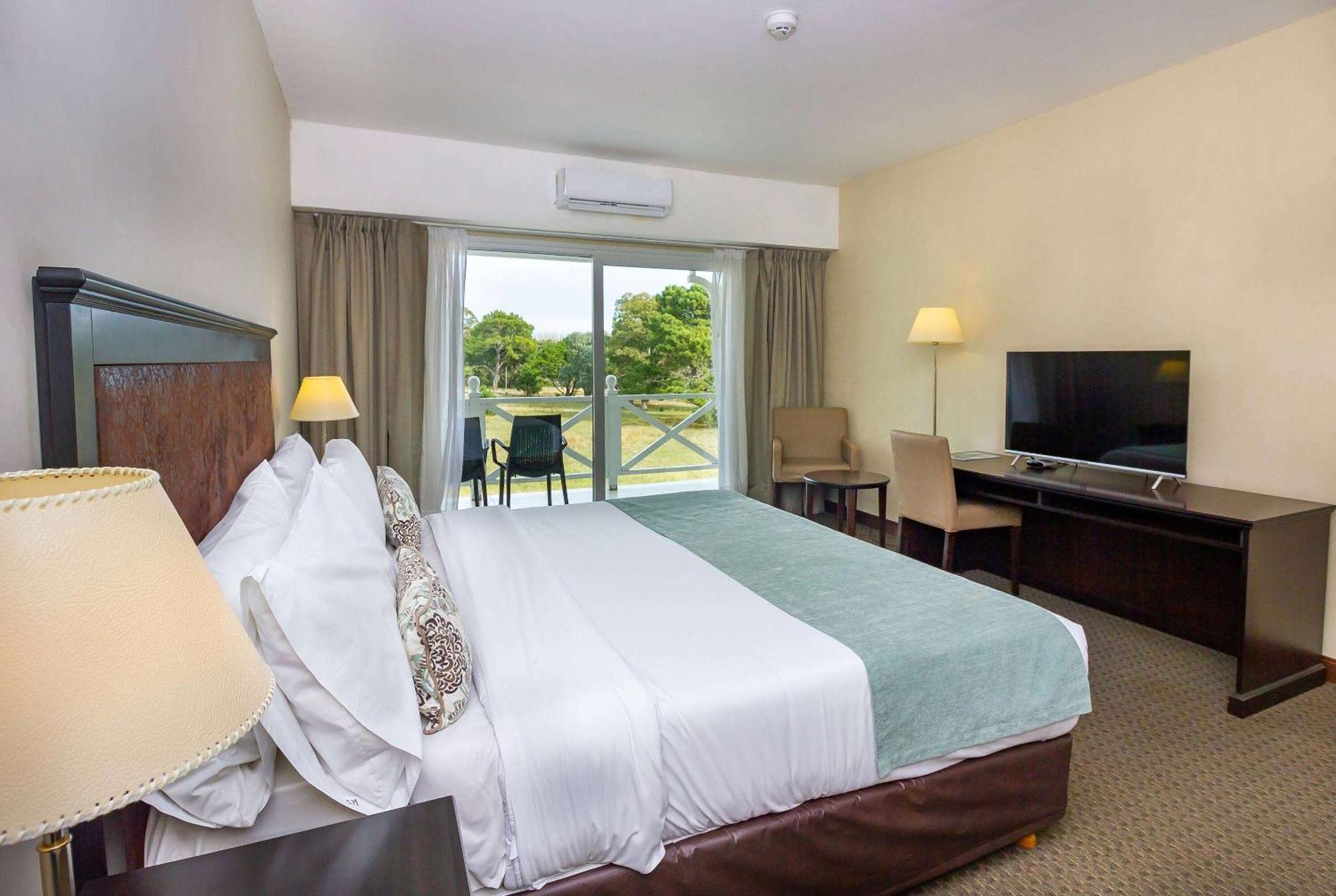 Howard Johnson Hotel & Convention Center Madariaga - Carilo Dış mekan fotoğraf