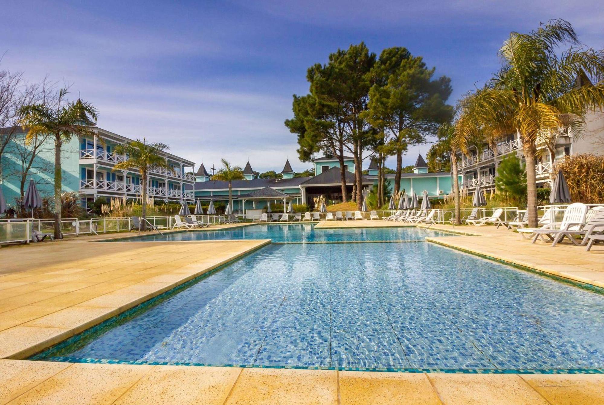 Howard Johnson Hotel & Convention Center Madariaga - Carilo Dış mekan fotoğraf