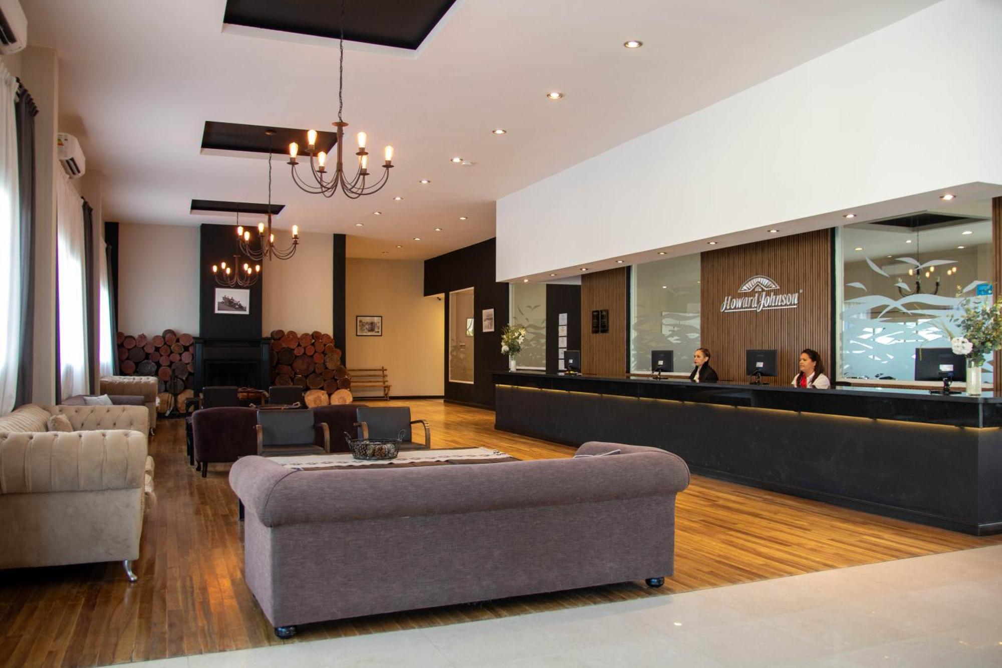 Howard Johnson Hotel & Convention Center Madariaga - Carilo Dış mekan fotoğraf