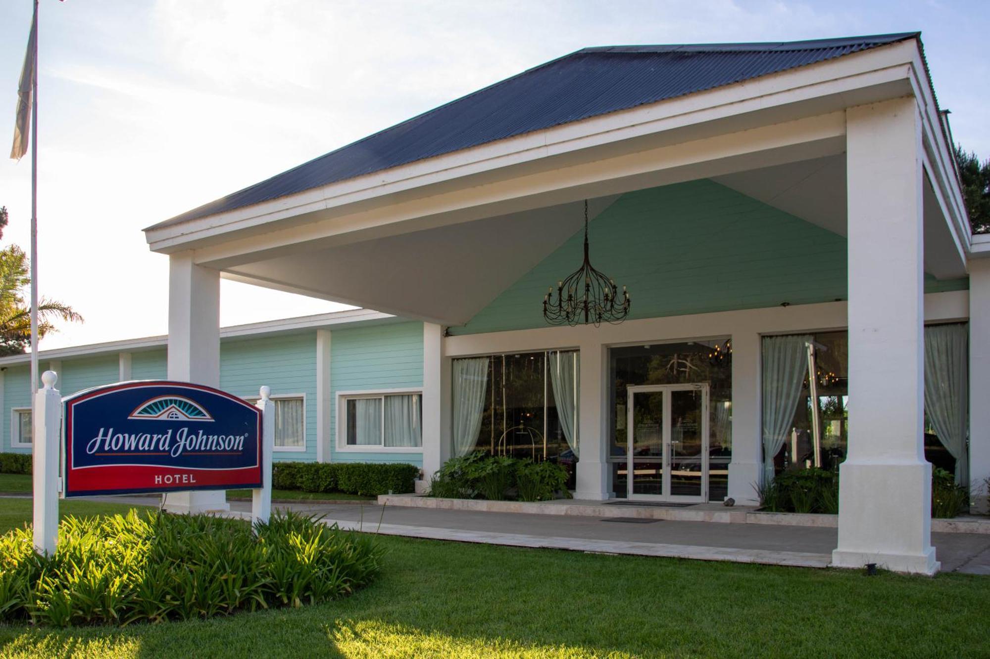 Howard Johnson Hotel & Convention Center Madariaga - Carilo Dış mekan fotoğraf