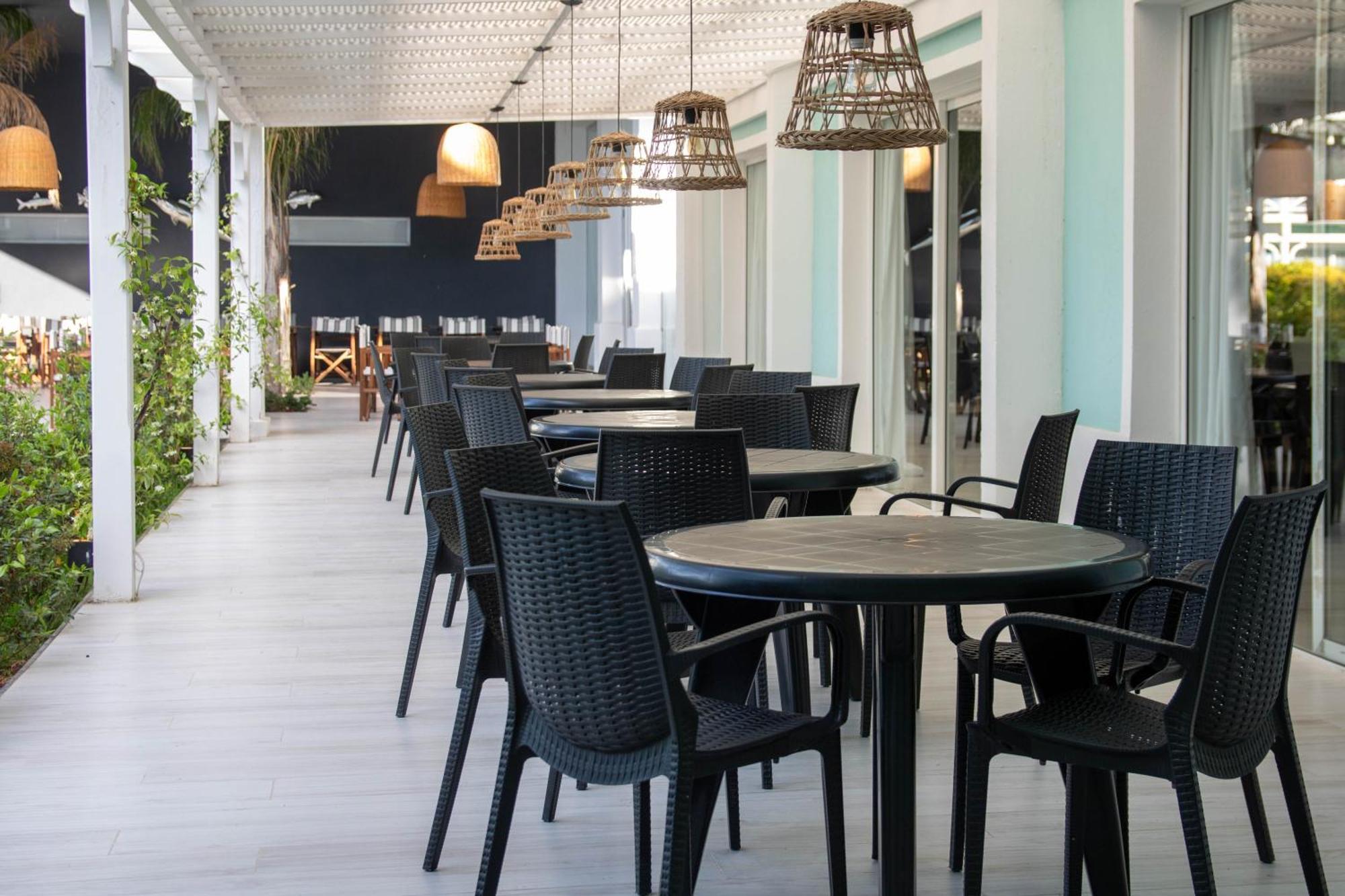 Howard Johnson Hotel & Convention Center Madariaga - Carilo Dış mekan fotoğraf
