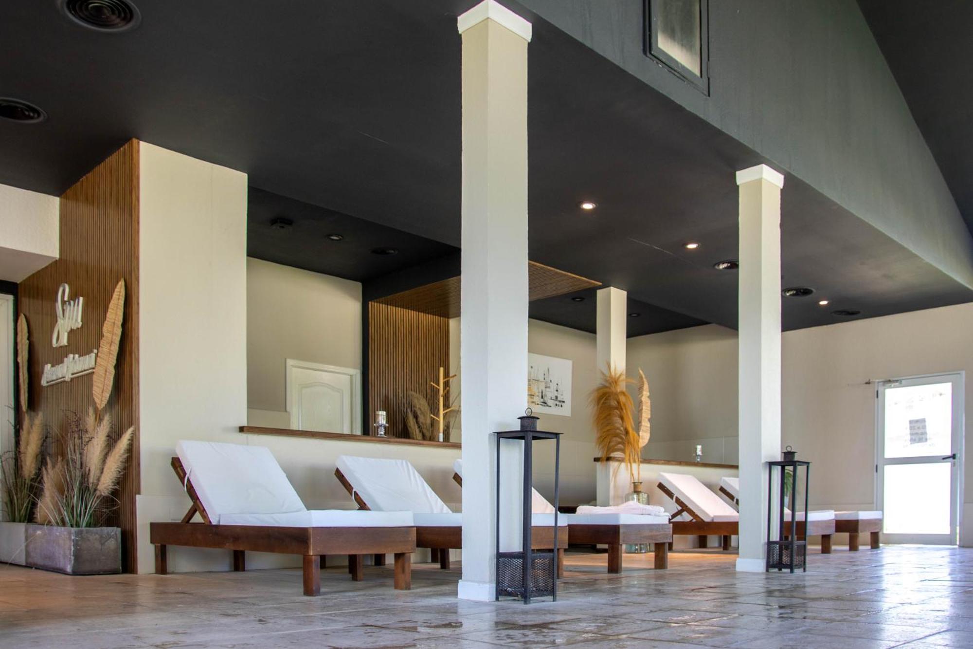 Howard Johnson Hotel & Convention Center Madariaga - Carilo Dış mekan fotoğraf