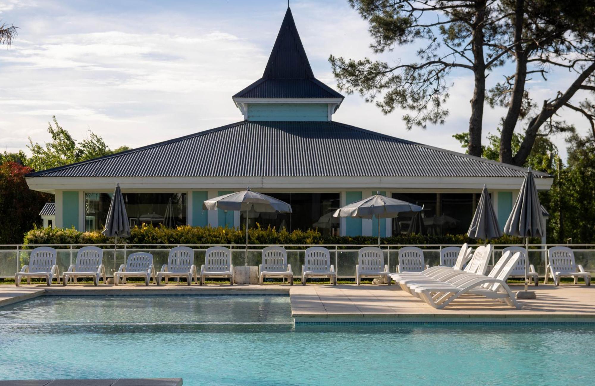 Howard Johnson Hotel & Convention Center Madariaga - Carilo Dış mekan fotoğraf