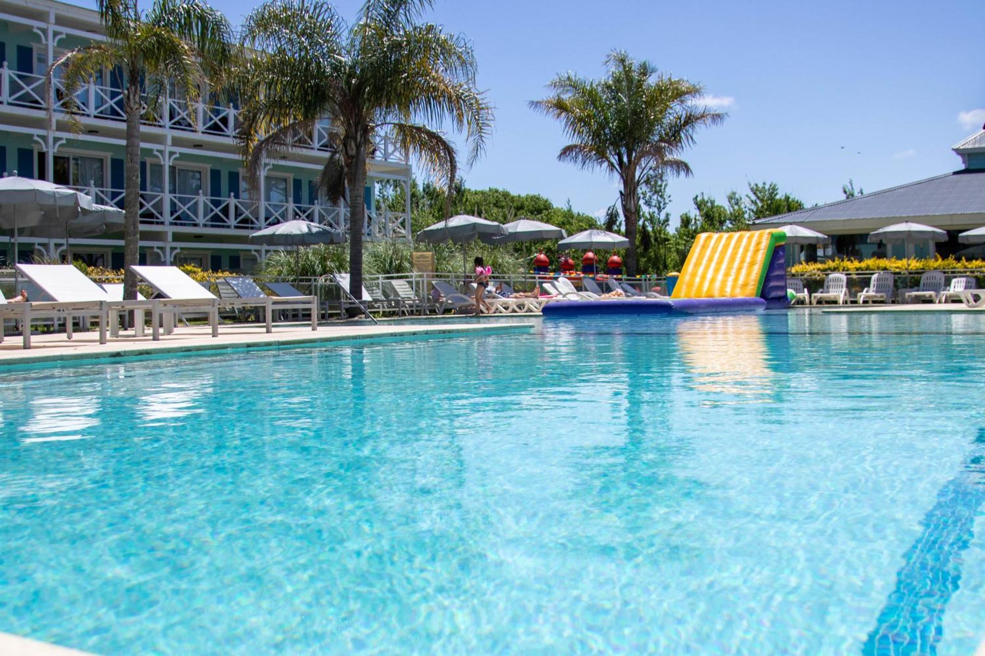 Howard Johnson Hotel & Convention Center Madariaga - Carilo Dış mekan fotoğraf