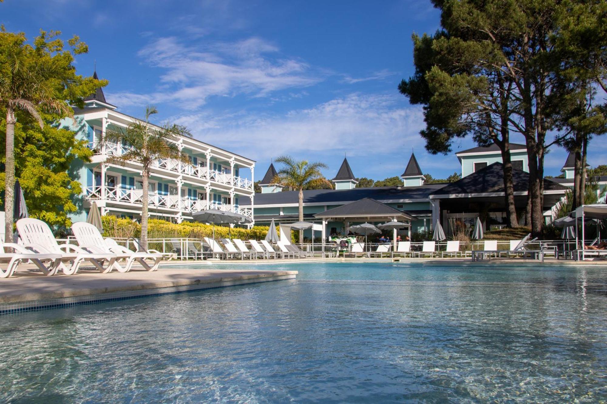 Howard Johnson Hotel & Convention Center Madariaga - Carilo Dış mekan fotoğraf