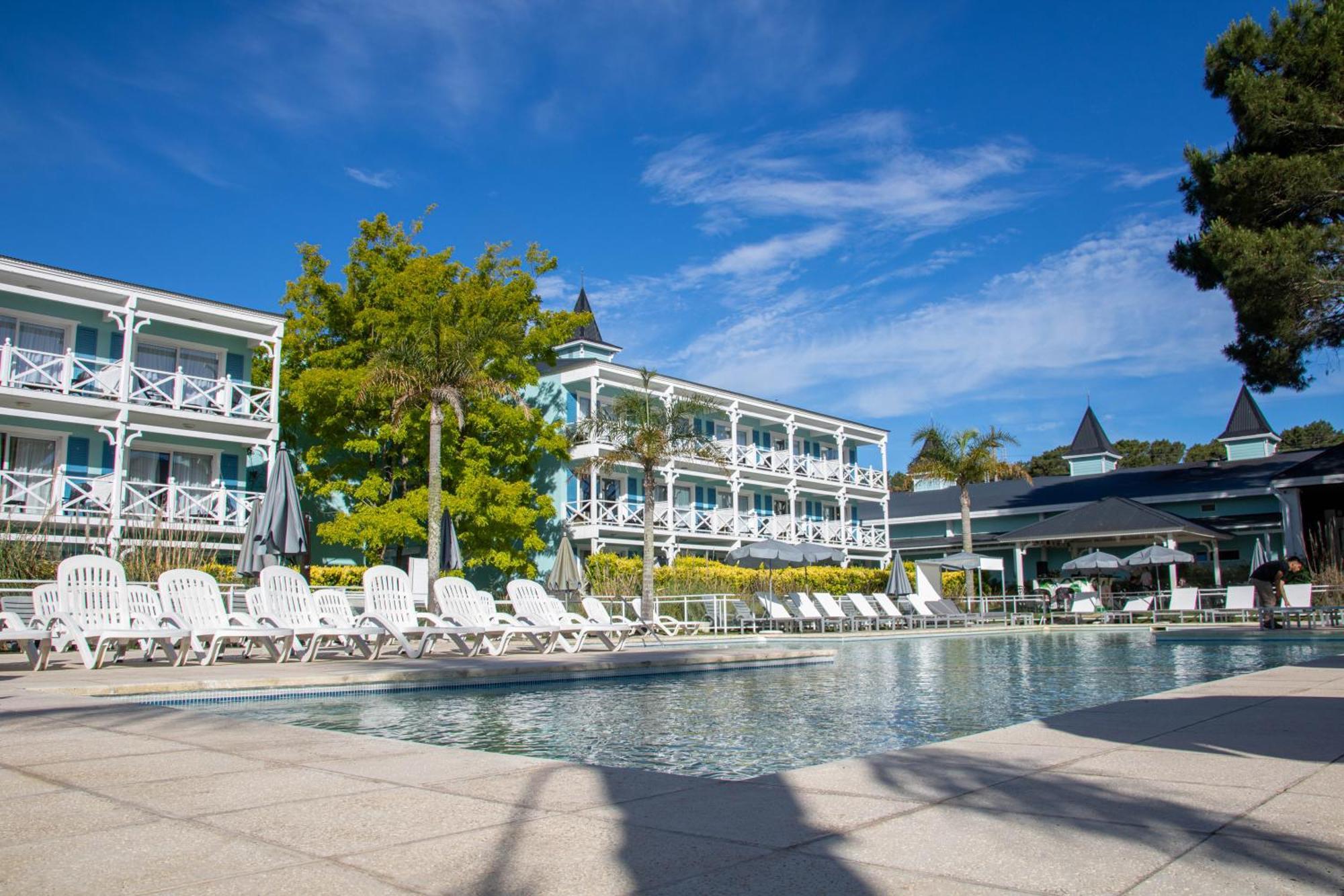 Howard Johnson Hotel & Convention Center Madariaga - Carilo Dış mekan fotoğraf