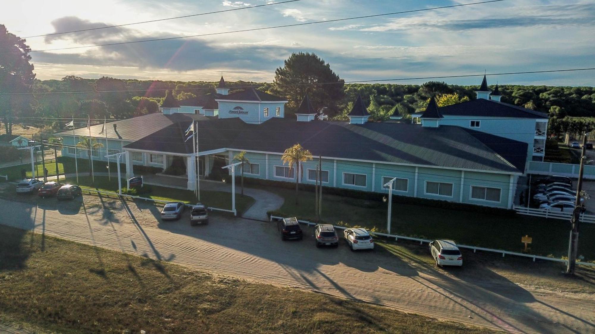 Howard Johnson Hotel & Convention Center Madariaga - Carilo Dış mekan fotoğraf