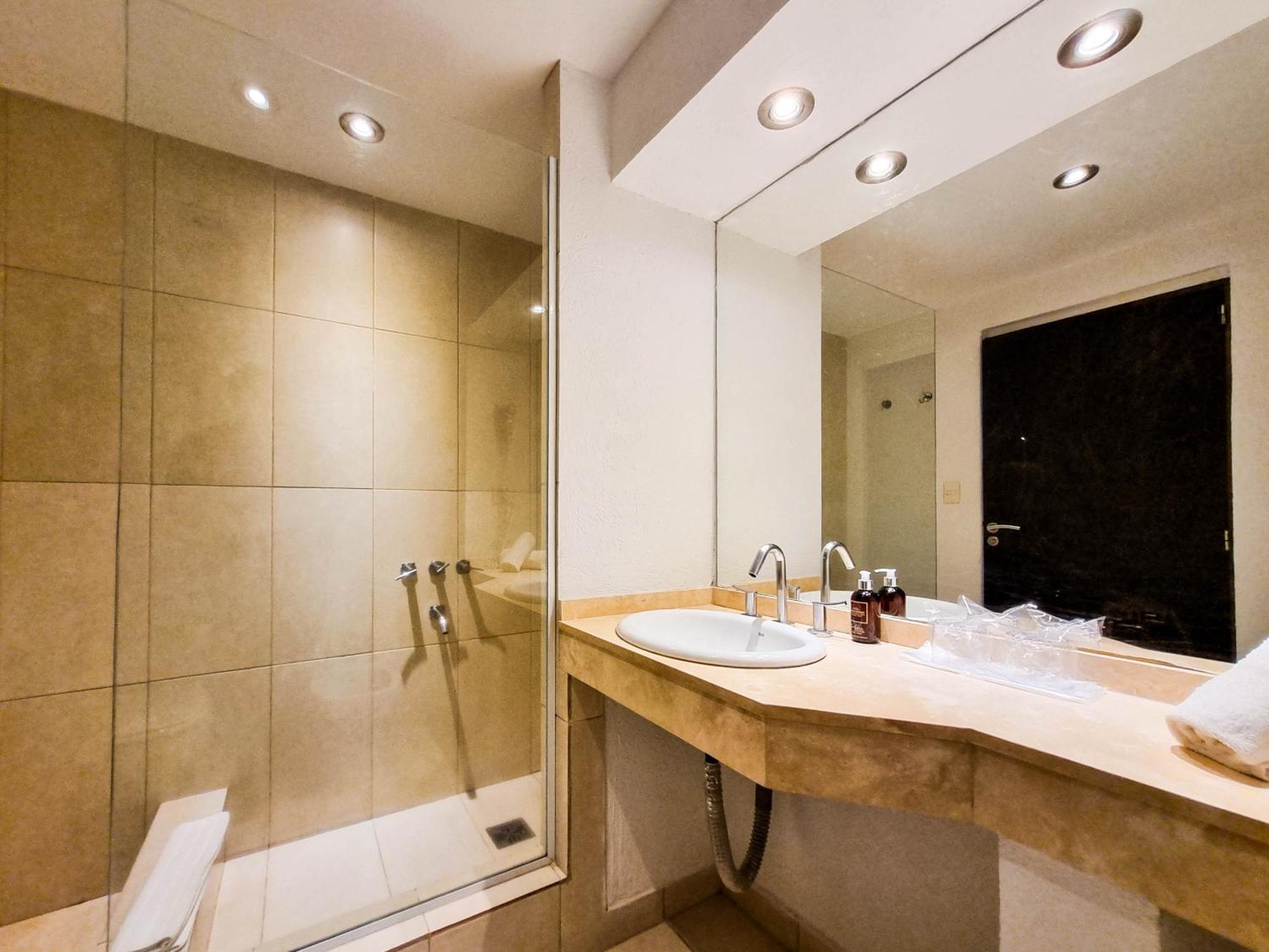 Howard Johnson Hotel & Convention Center Madariaga - Carilo Dış mekan fotoğraf